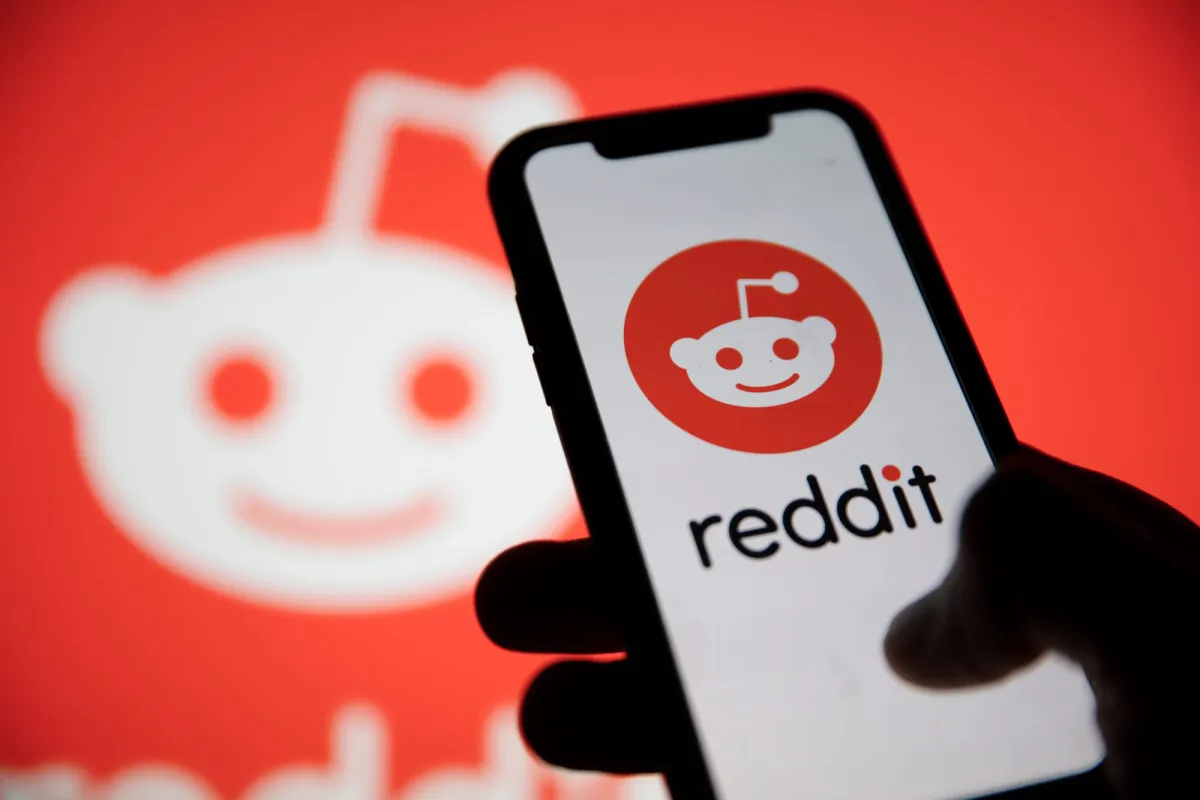Reddit Shifts to Logged-In Model as AI Search Drives Down Web Referrals